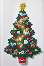 Bucilla PLAID MERRY  BRIGHT CHRISTMAS TREE LIGHTED Felt Kit Wall Hanging OOP
