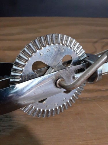 ECKO SUPER-SPEED HAND CRANK BLENDER EGG BEATER KITCHEN TOOL PRIMATIVE - Picture 2 of 4