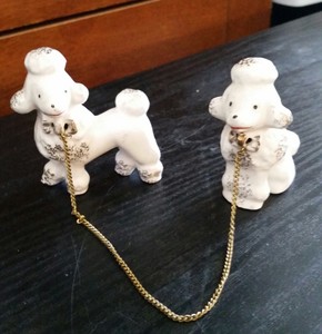 Vintage-RETRO-mid-century-white-porcelain-poodles-set-with-chain-MUST-SEE