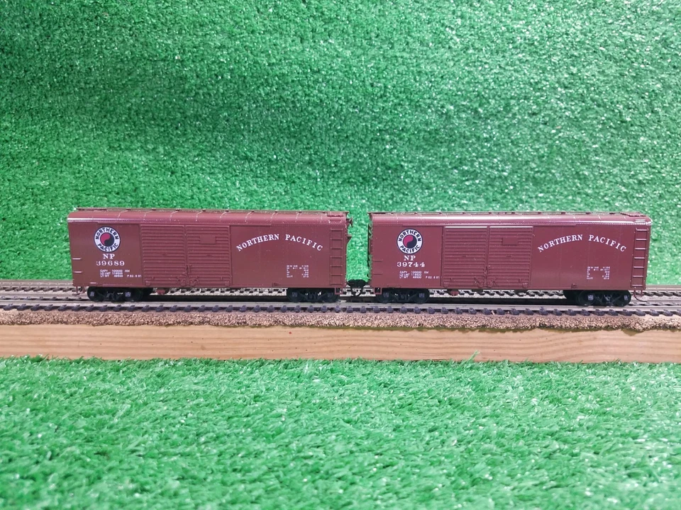 (2) Upgraded Bowser HO Northern Pacific 40' DD Round Top Boxcar NP 39744 & 39689 - Image 2 of 4