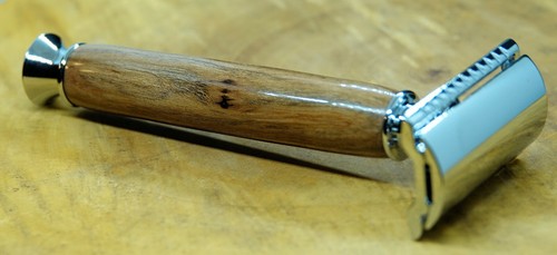 Handmade Safety Razor - Chrome - Locust Wood Handle with Schick 5 Pack of Blades - Picture 5 of 6