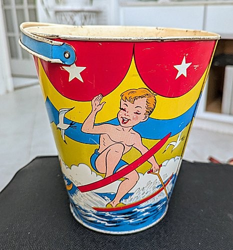 SAUBERER Blech SANDEIMER 50er Jahre OHIO ART 2 Jungen Wasserski, Mädchen Aquaplaning 7 3/4