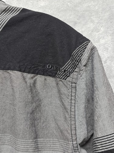Oakley Mens Short Sleeve Button Up Size M/M Regular Fit Black And Gray - Picture 9 of 11