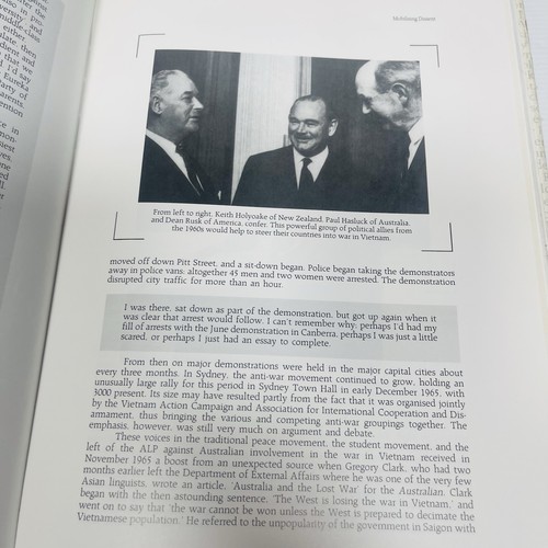 Vietnam  Remembered  Includes The Names Of All Those Who Served Roll Of Honour - Bild 12 von 14