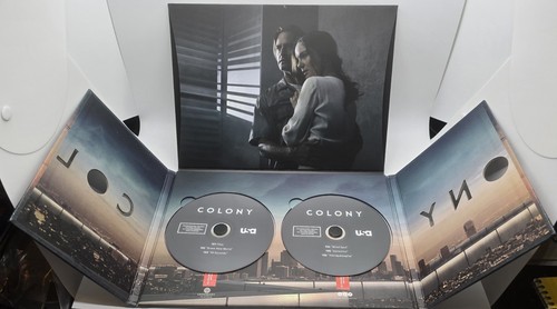 RARE VINTAGE COLONY USA 2016 SEASON 1 TV SHOW PROMO PRINT PRESS KIT DVD SET - Foto 4 di 16