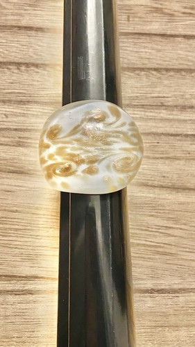 Anillo de vidrio con incrustación de oro grueso nacarado talla 8. - Imagen 2 de 6
