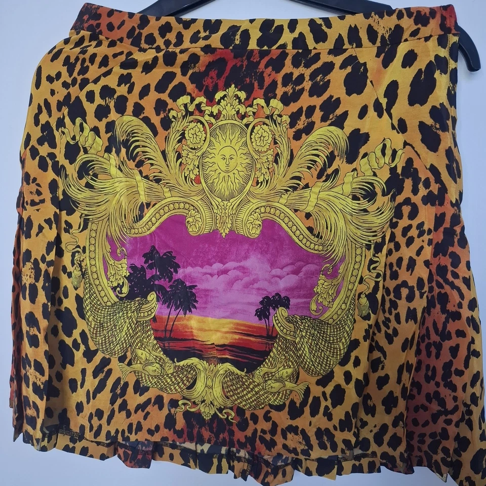 Minifalda VERSACE FOR H&M Icónica Estampado de Leopardo Plisada Seda Cremallera Lateral EE. UU. 4 PEQUEÑA Foto 2 de 4