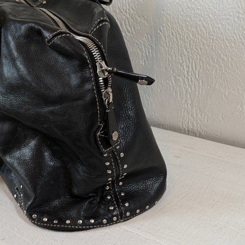 Bolso de hombro Michael Kors Astor de cuero negro plateado con tachuelas y cremallera - Imagen 5 de 17