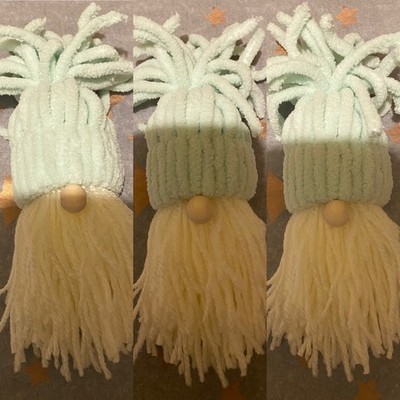 Handgegestrickter Gonk Wichtel Christbaumschmuck. Set x 3 pfefferminzgrün