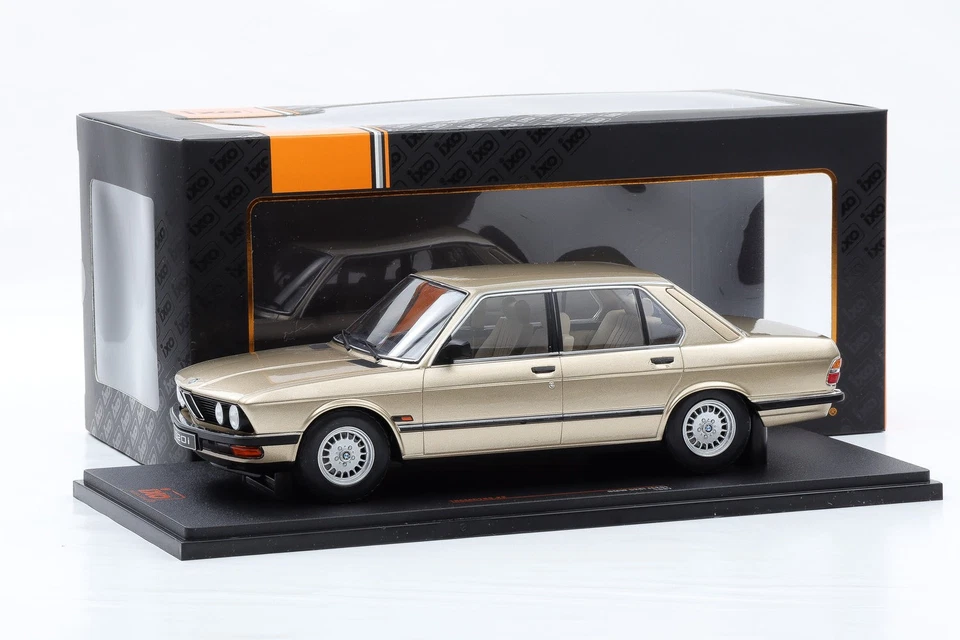 1:18 IXO BMW 5 Serie 520i E28 Berlina 1987 Metallico Oro 18CMC184 - Immagine 4 di 4