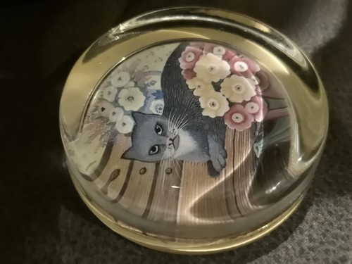Sharon Jervis Black Cat And Flowers Glas Briefbeschwerer England Vintage  - Bild 1 von 13