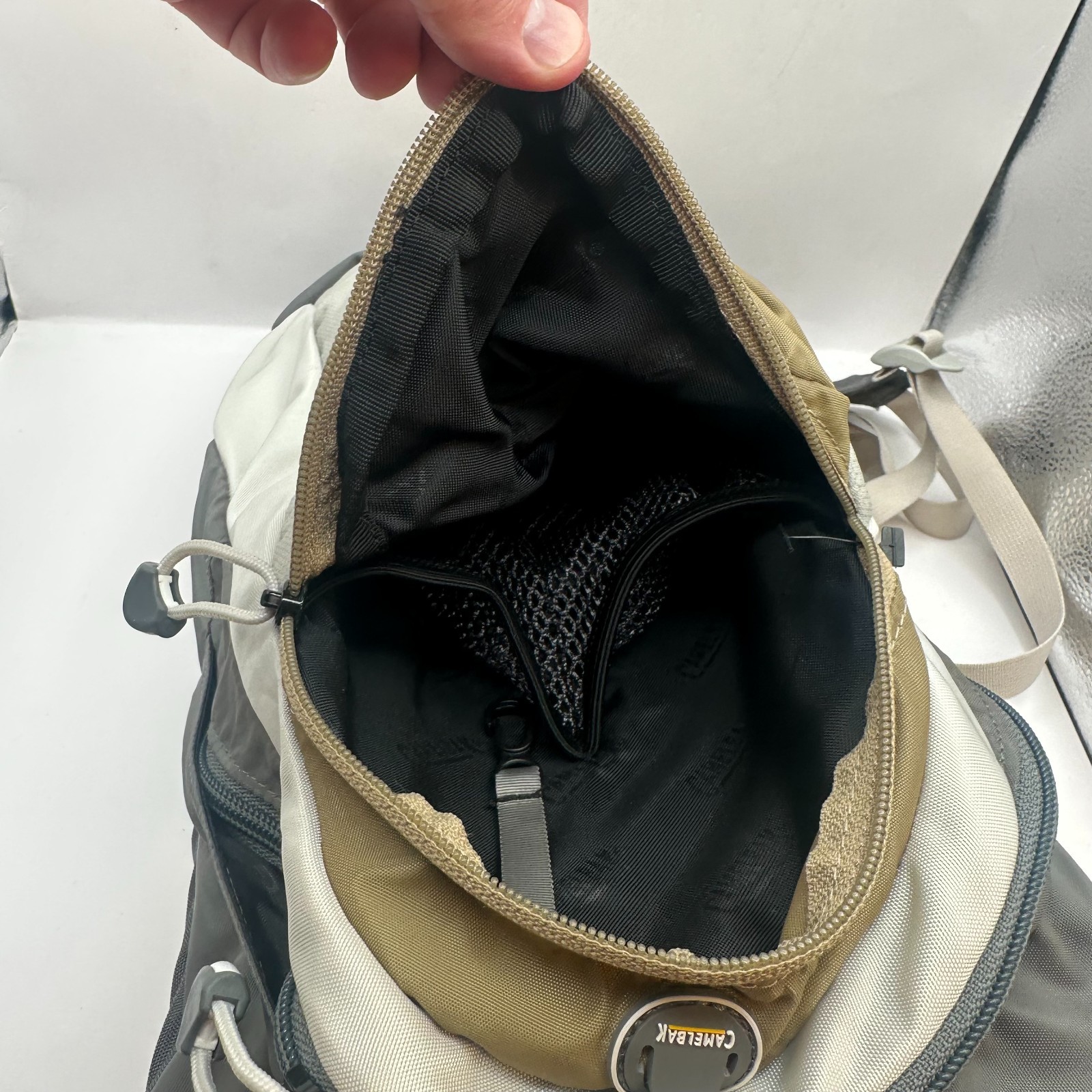 Camelbak Sugar Gray/Tan Hydration Backpack 2L Bladder Thermal Insulated Hose