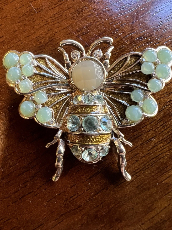 Broche Napier Queen Bee pedrería verde y blanco tono dorado Foto 2 de 4