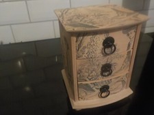 VINTAGE WOODEN MINI CHEST DRAWERS JEWELLERY TRINKET ENGRAVED GARDENING SCENE (G)