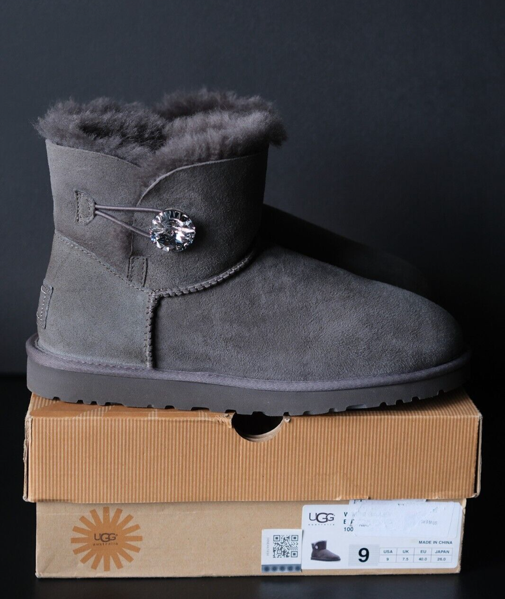 UGG BAILEY BUTTON スワロフスキー 黒ブーツ 【公式通販】