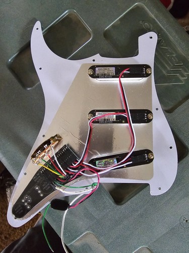 Vintage EMG Pickups Loaded Pickguard Single Coil RA-2 Prewired SSS Strat White - Picture 3 of 4