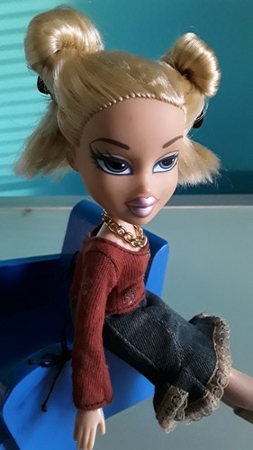 "BRATZ DOLL", MGA, " First Edition","CLOE", modello 2001, altezza 25 cm. - Foto 8 di 13