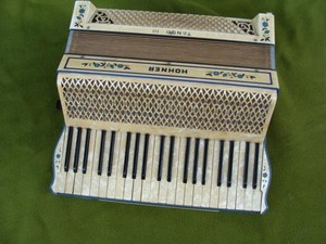 Beautiful-ACCORDION-HOHNER-TANGO-III-Perlmut-120-Bass-RARE-20-jhd