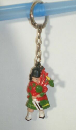 Tiny 2" Bagpipes Player ( KEYCHAIN ) Piper PVC Scottish Scotland Green Red - Picture 4 of 6