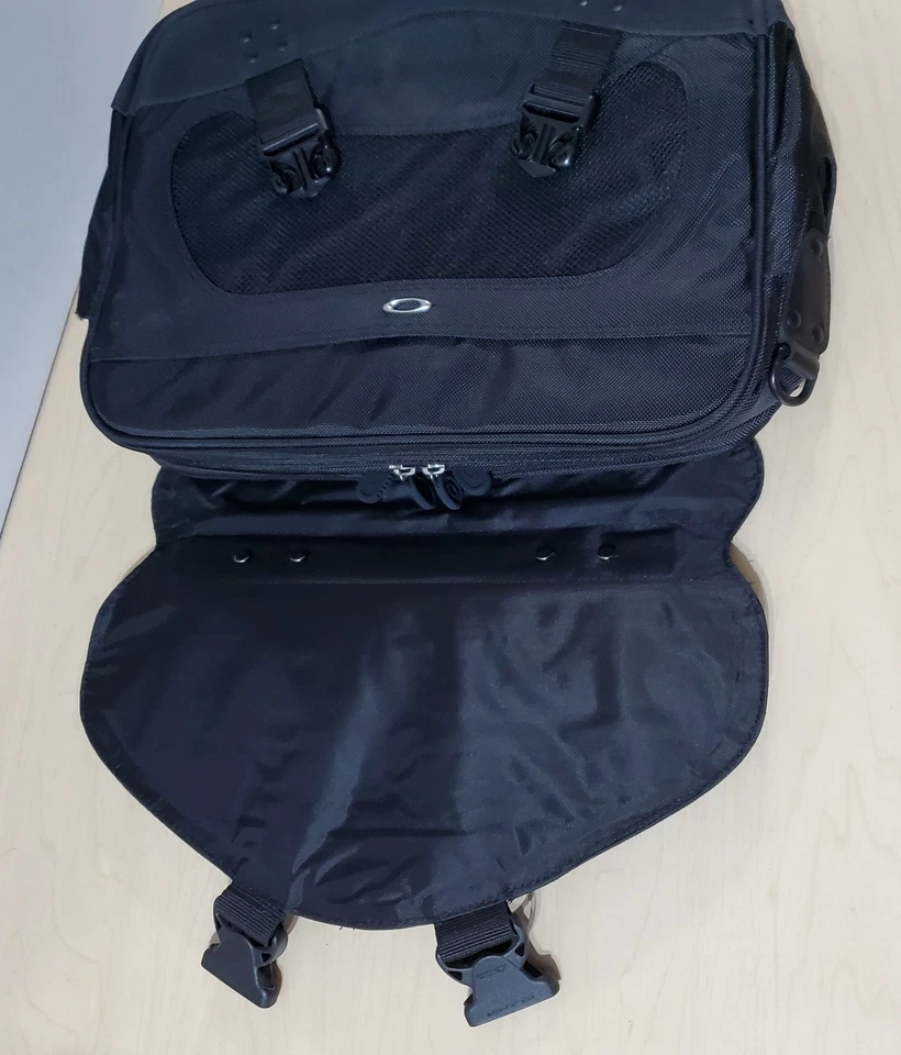 Raro De Colección Oakley Software Acolchado Bolso para Laptop Maletín Multi Bolsillo Resistente Foto 3 de 4