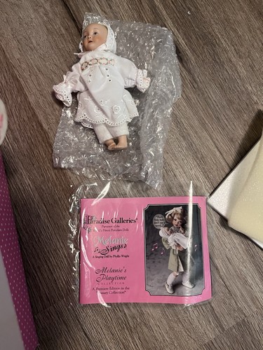Paradise Galleries MELANIE SINGS 15" Porcelain Doll & 6" Porcelain Bb *No Music* - Picture 3 of 6