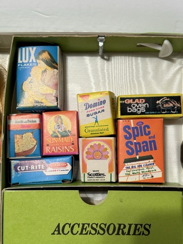 Armario y estuche de viaje vintage para muñecas Triki Miki con trajes mod glamour y acceso - Imagen 8 de 12