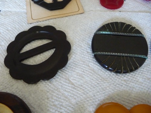 VINTAGE MIXED LOT OF BAKELITE PLASTIC WOOD BELT BUCKLES & BUTTONS #10/3 - Picture 3 of 9