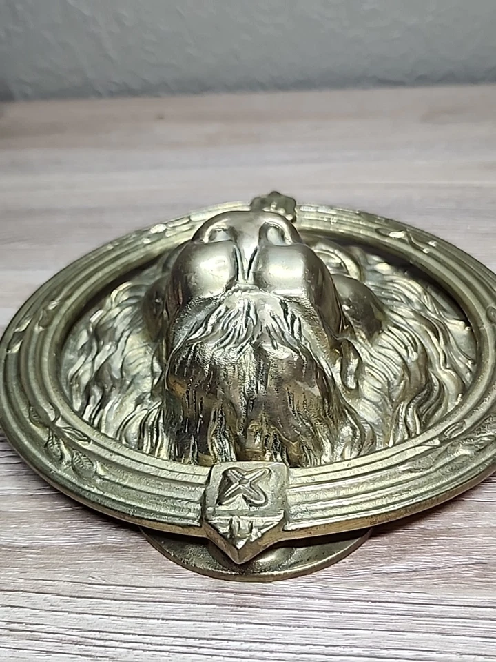 Golpe de puerta con cabeza de león de latón vintage detallado tono dorado 7 1/2 Inglaterra Foto 4 de 4