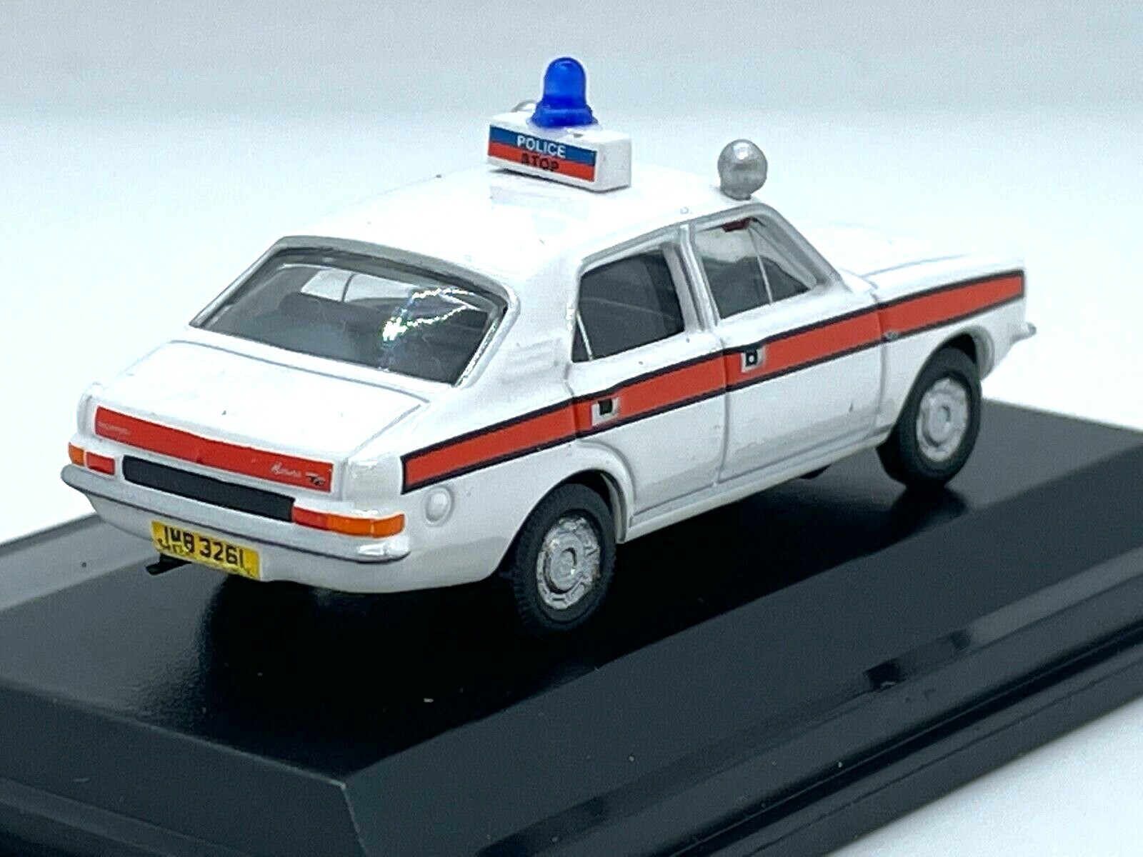 Oxford Diecast 76MAR004 1/76 Morris Marina 'Cheshire Police' - Picture 2 of 4