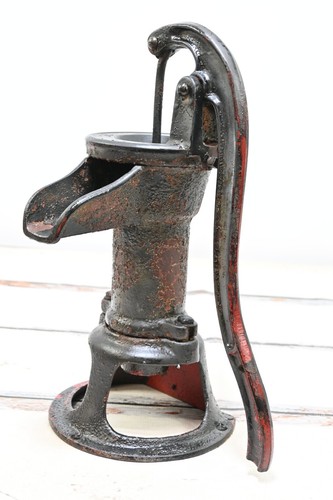 Vintage. Bomba de agua negra con roja jarra manual vintage bomba hierro fundido salvamento - Imagen 10 de 13
