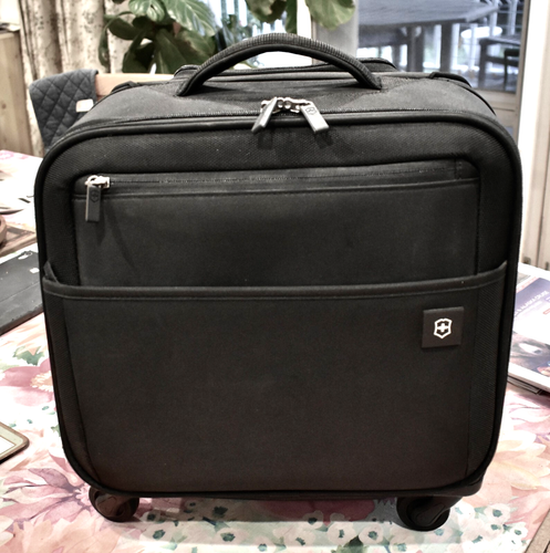 As New VICTORINOX Werks Maleta Traveler Black Overnight Carry On Suitcase & Lock