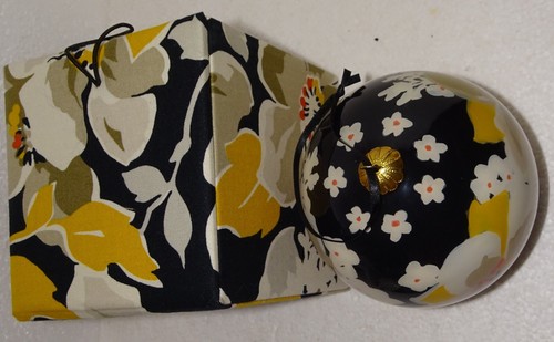 Vera Bradley 2012 Dogwood Glass Ball Ornament Christmas Season 🎄 - Picture 6 of 7