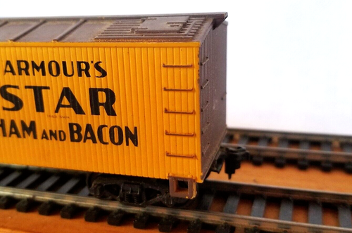 LIFE-LIKE HO Scale 40' Scribed Wood Side Reefer Car "ARMOUR" with Hook Horns - Picture 6 of 14