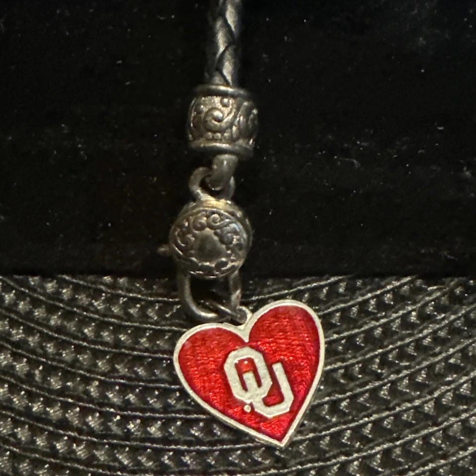 Pulsera Oklahoma Sooners de cuero negro. OU~Diamante pequeño corazón rojo Foto 3 de 3