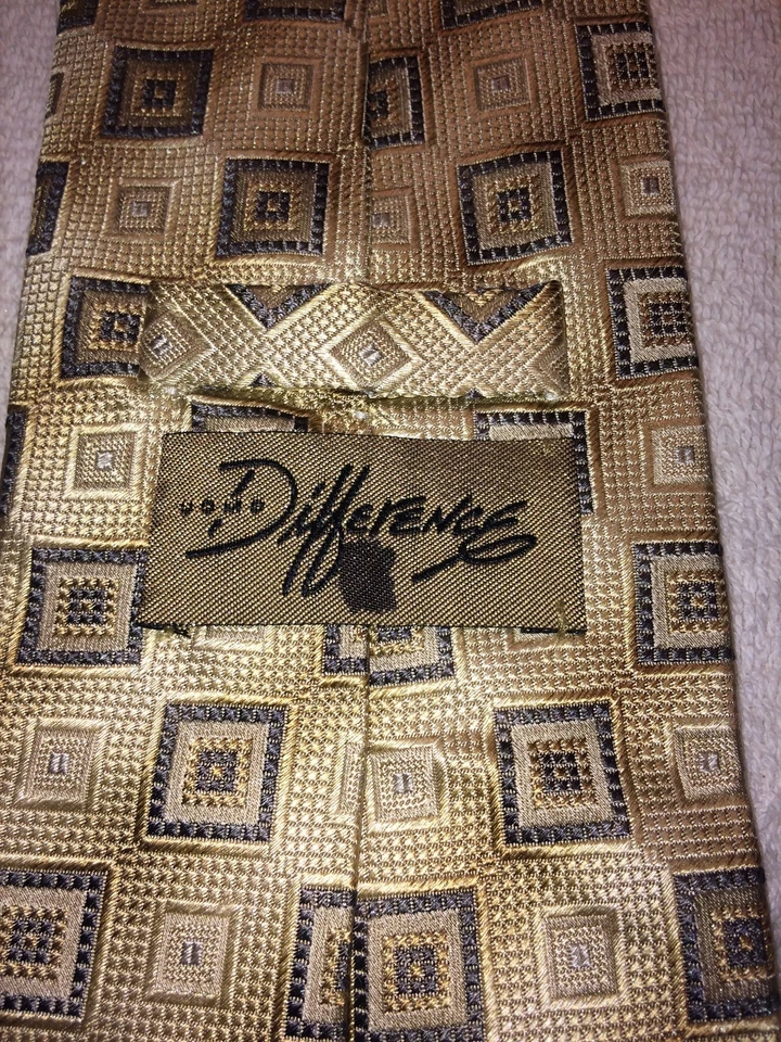 Gravata masculina UOMO DIFFERENCE BEGE AREIA COM QUADRADOS 4 X 59  - Imagem 4 de 4