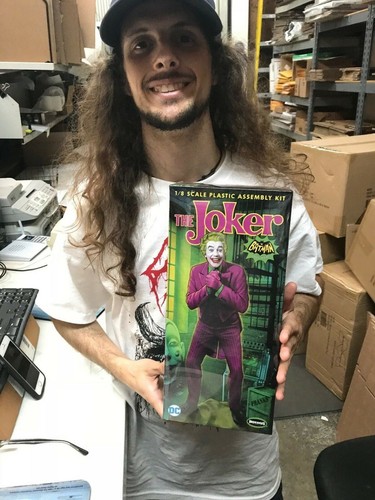 Batman 1966 Joker Cesar Romero 1/8 Scale Model Kit 16BMB09 - Picture 3 of 3