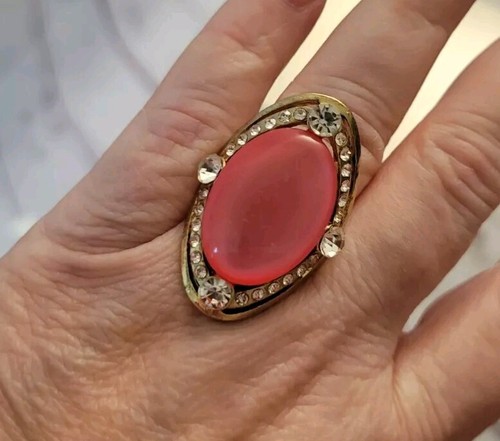 Großer Ring mit Koralle und klaren Kristallen Einheitsgröße