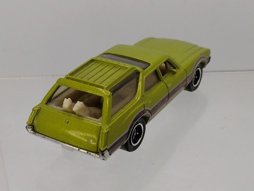 Matchbox 2010 Oldsmobile '71 Vista Cruiser Station Wagon Green W/ Dogs 1:64... - Picture 5 of 10