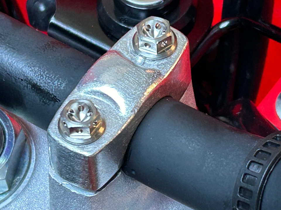 HONDA CT110 TRAIL 1980-1993 Titanium HANDLE BAR CLAMP BRACKET BOLTS 4 bolts race — 第 4/4 张图片