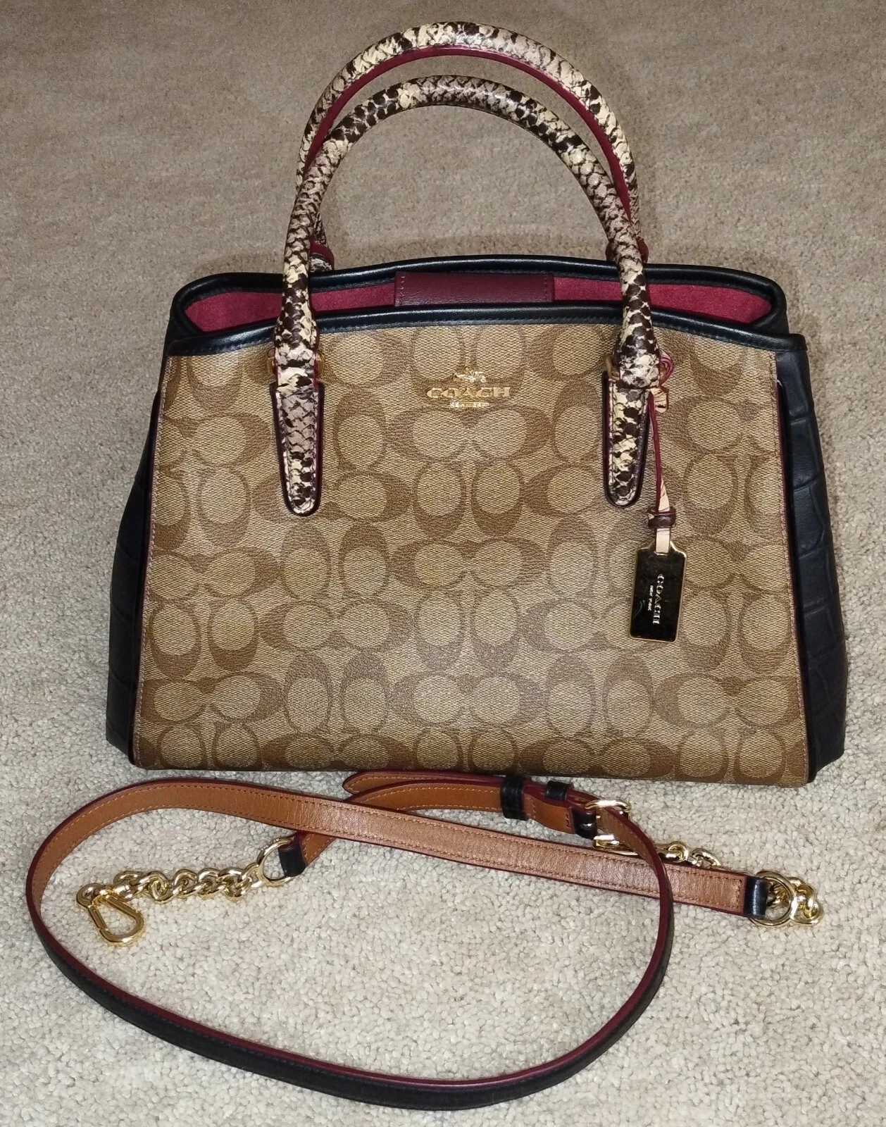 Borsa a tracolla Coach Margot firmata in pelle di serpente goffrata kaki e nera.