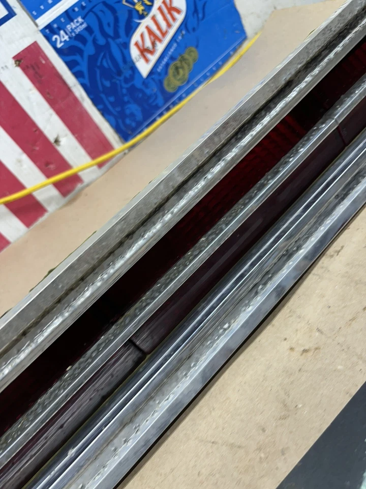 Lanterna traseira usada 65 1965 Buick Skylark Gs 5956562 formato áspero direito fabricante de equipamento original - Imagem 4 de 4