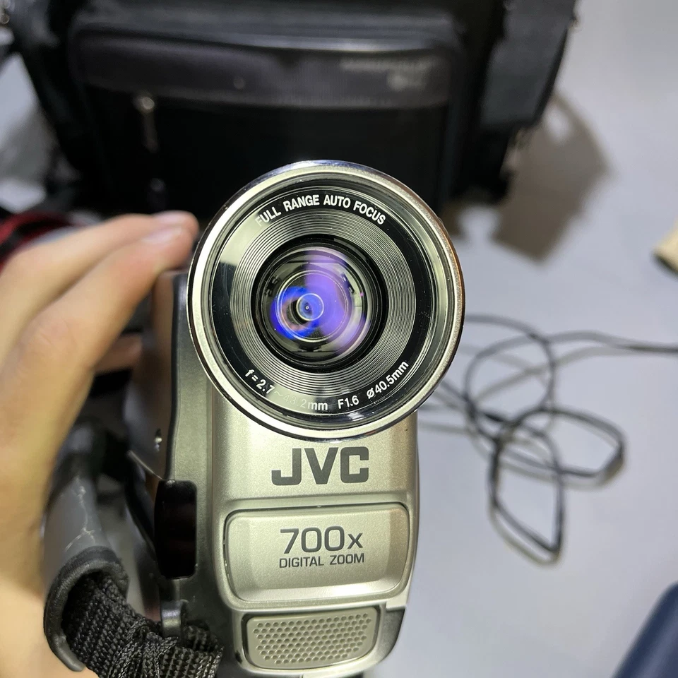 JVC GR-FX16 Camcorder VHSC 700x Zoom Retro Analog Video Camera Bundle - Image 2 of 4