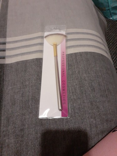 Glowii Cosmetics Blush Brush - Picture 1 of 2