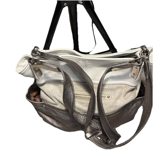 Bolso Hobo de cuero con bloques de colores B Makowsky para mujer bolsillos laterales con doble correa - Imagen 21 de 23