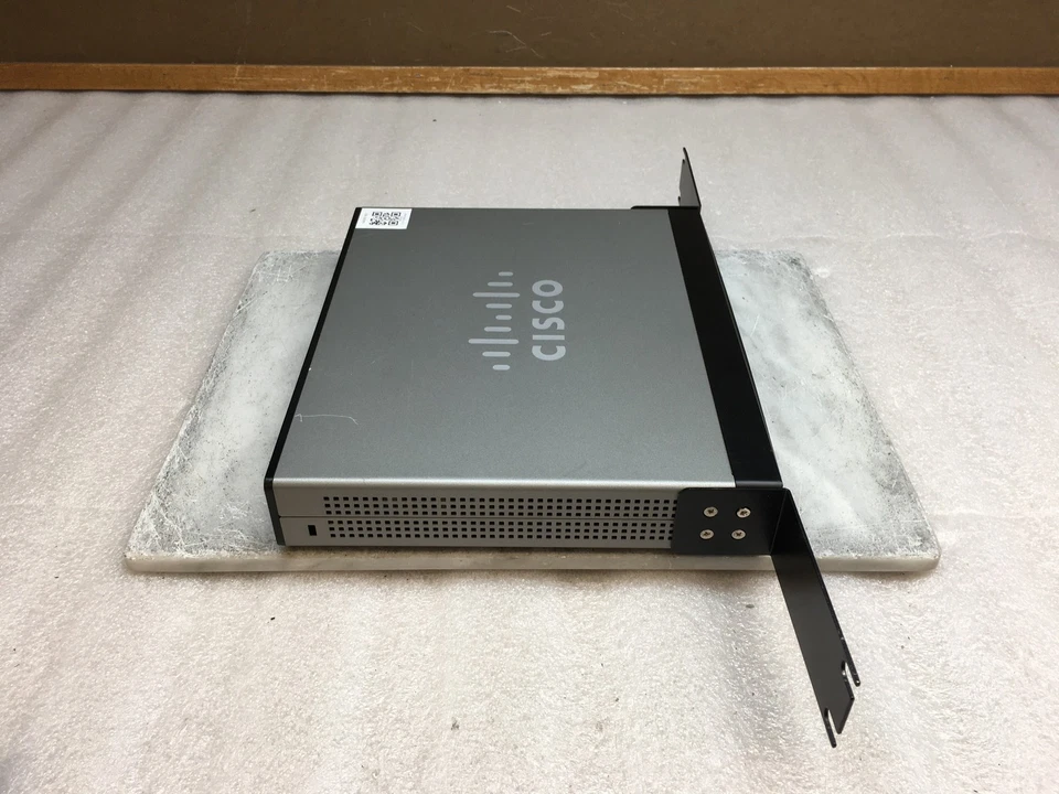 Router VPN Cisco Small Business RV082 Router Cisco 8 puertos 10/100 con orejas de rack Foto 3 de 4