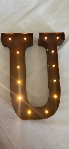 Letrero decorativo letras rústicas letras U iluminadas de metal 2 ajustes de luz usado en excelente estado - Imagen 2 de 4