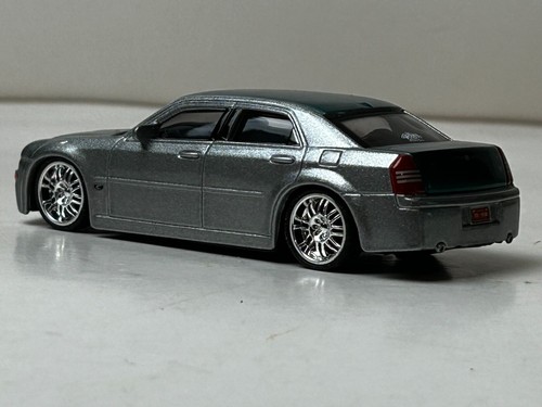 Maisto 1:43 Scale Diecast 2005 Chrysler 300C Hemi Sedan, Silver/Green - Picture 16 of 20