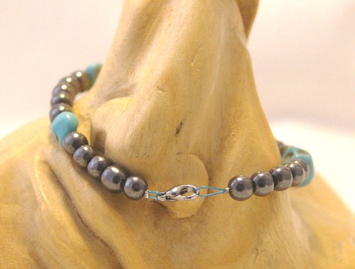 Clasp bracelet, light blue howlite turquoise skulls & hematite beads on wire - Picture 2 of 7
