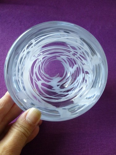 VIDRIO ARTÍSTICO PESADO TRANSPARENTE CON REMOLINOS BLANCOS SOPORTE PARA VELAS VOTIVAS/KOSTA BODA? - Imagen 6 de 12