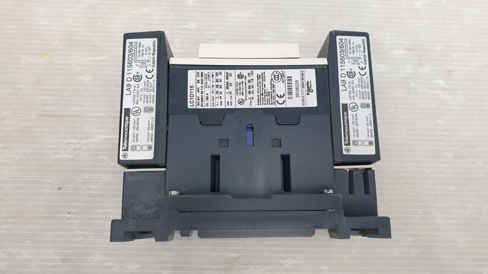 Side of the LC1D115 with rating label and two LA9 D115603/604 connector blocks